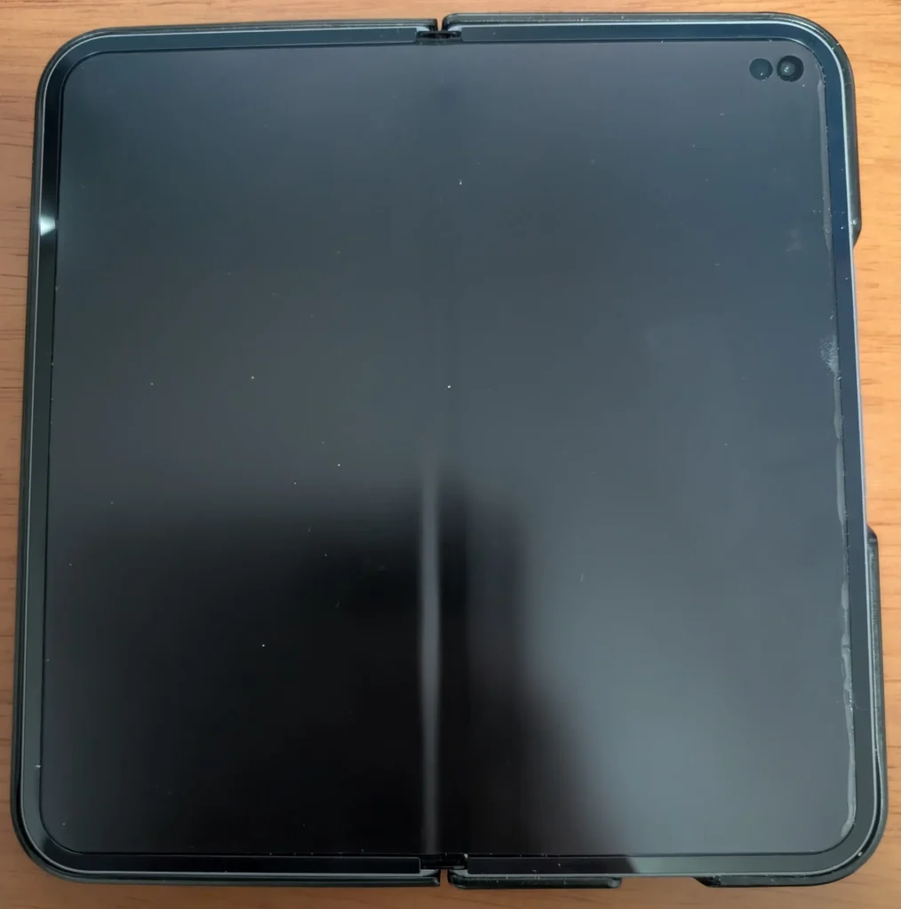 1年使ったPixel 10 Pro Foldの折り目部分(画面消灯時)